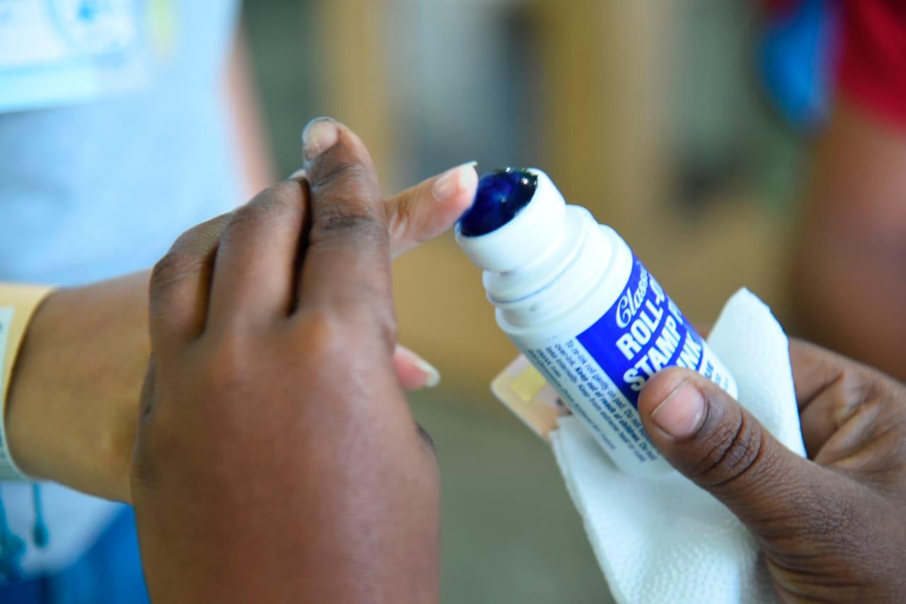 El tintado con tinta indeleble del dedo después de votar.