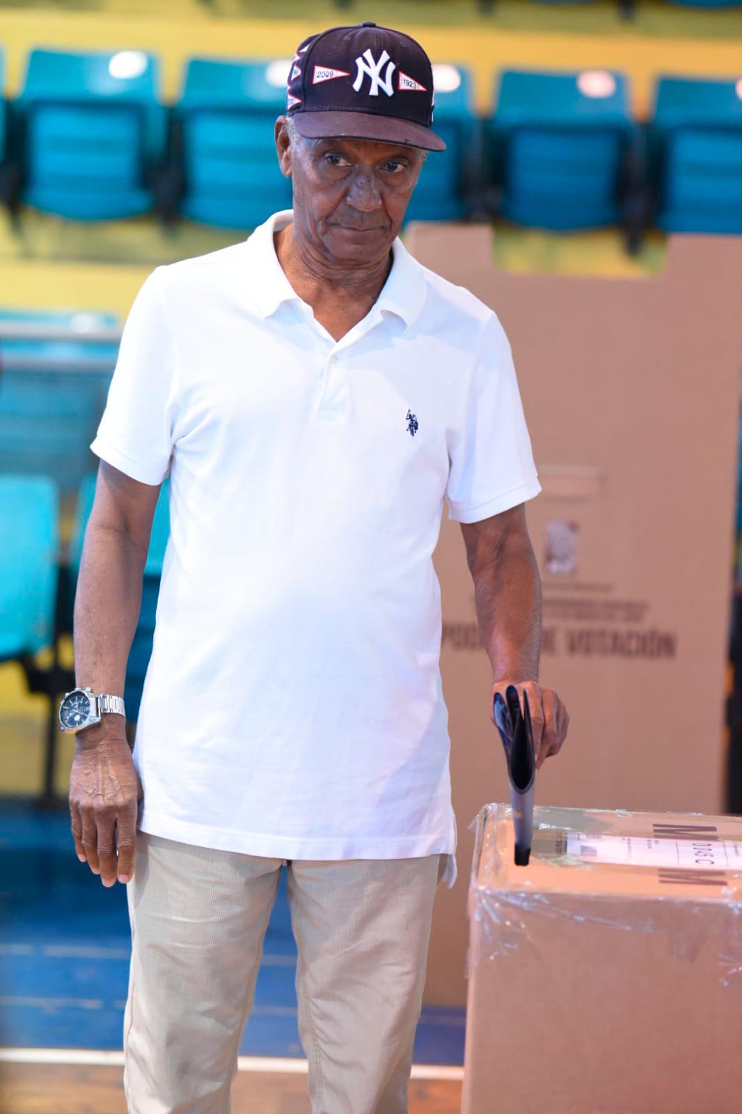 Un adulto mayor ejerce su derecho al voto.
