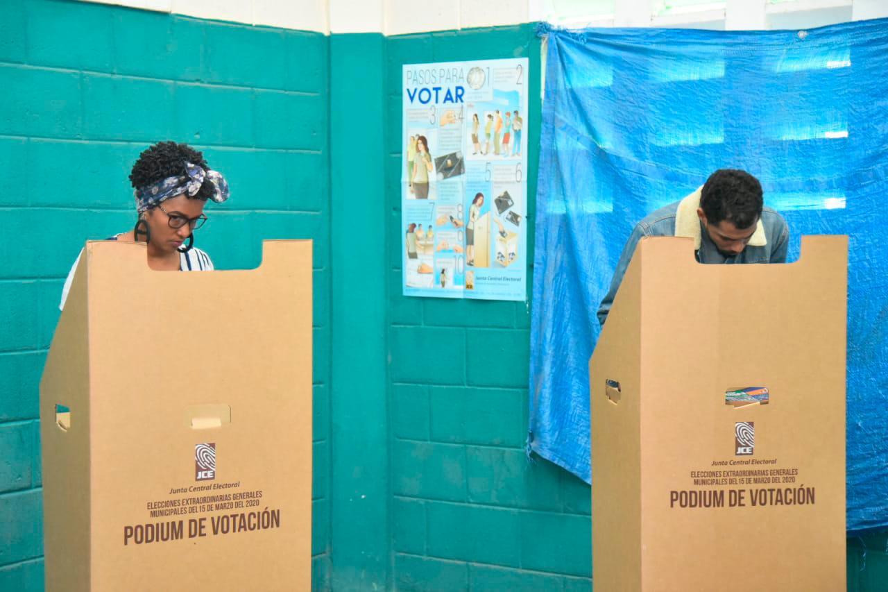 En el edificio de la Alcaldía, donde funcionan seis colegios, las votaciones iniciaron con unos 10 minutos de retraso.