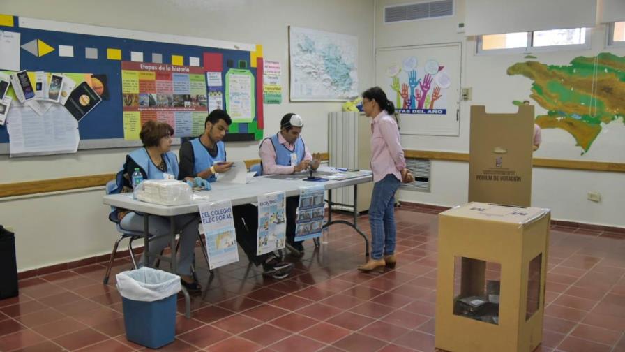 Poco flujo de votantes en el colegio Babeque Poco flujo de votantes en el colegio Babeque