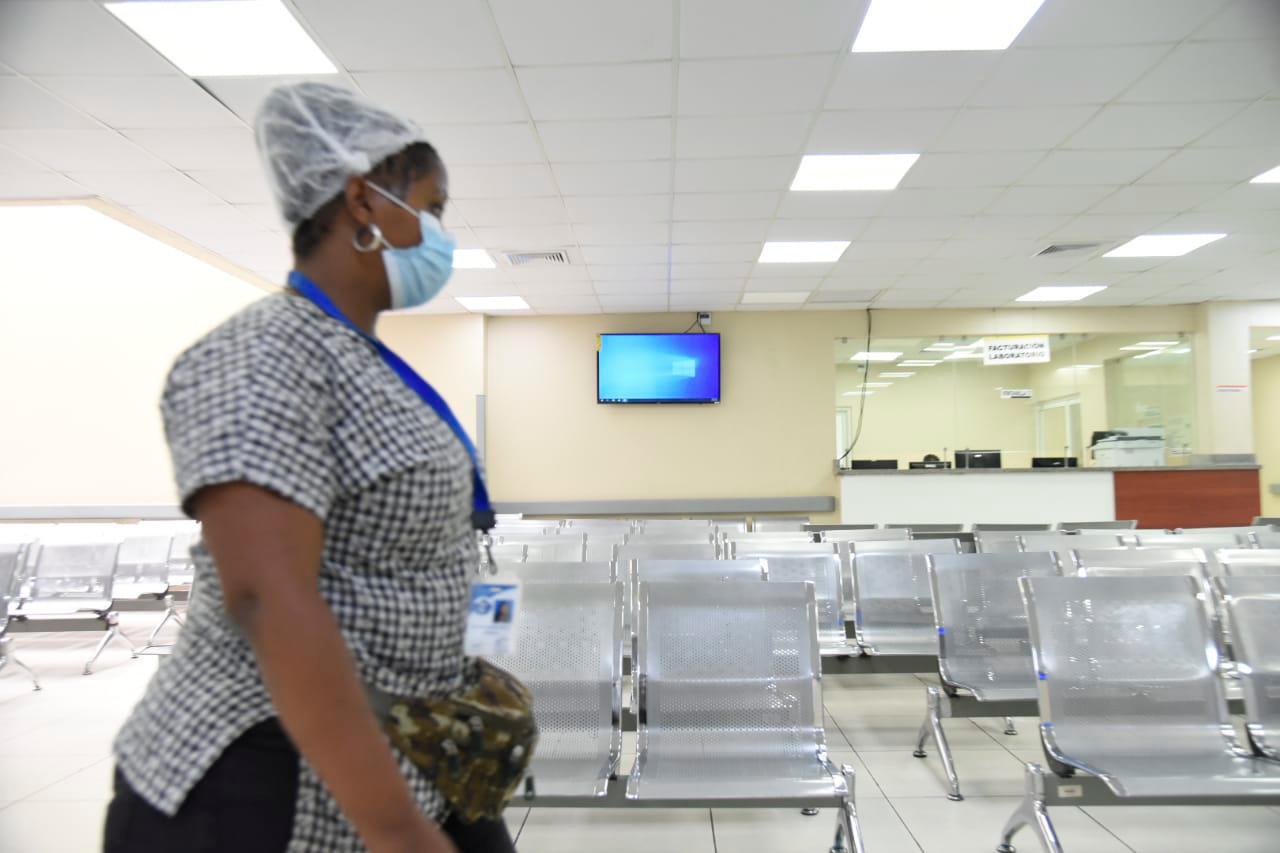La administración del hospital suministró mascarilla y guantes a sus colaboradores.