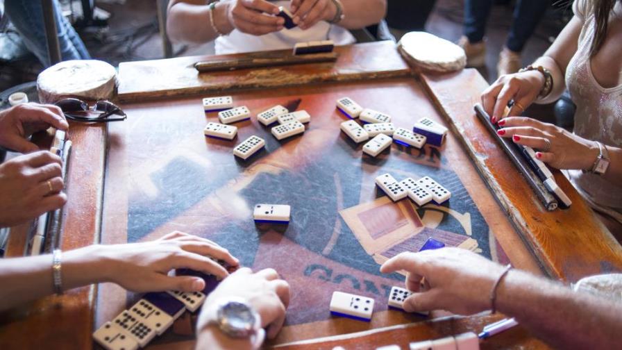 Video | Jugadores de dominó toman medidas preventivas por COVID-19         