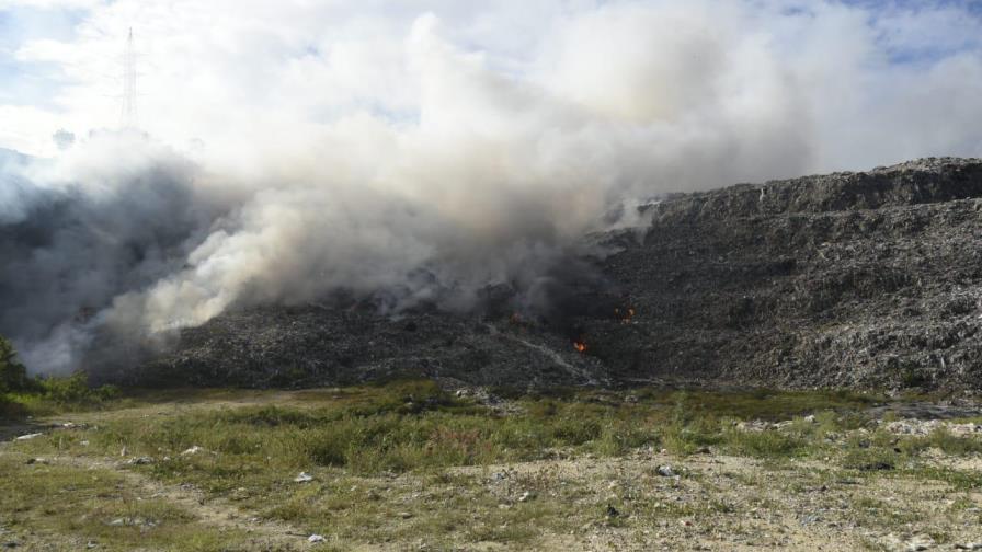Incendio afecta vertedero de Haina desde anoche Incendio afecta vertedero de Haina desde anoche