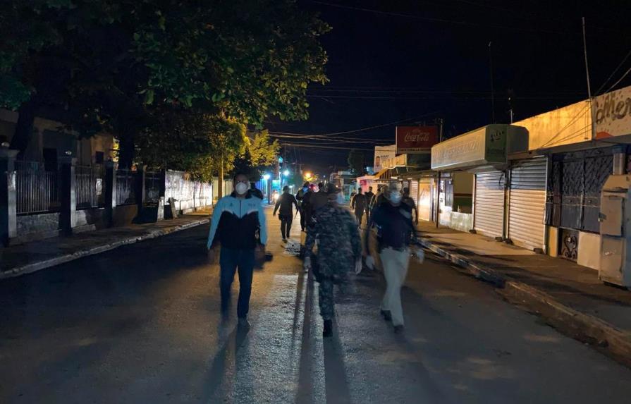 Policías y militares salen a las calles de pueblos del Este para hacer cumplir toque de queda 