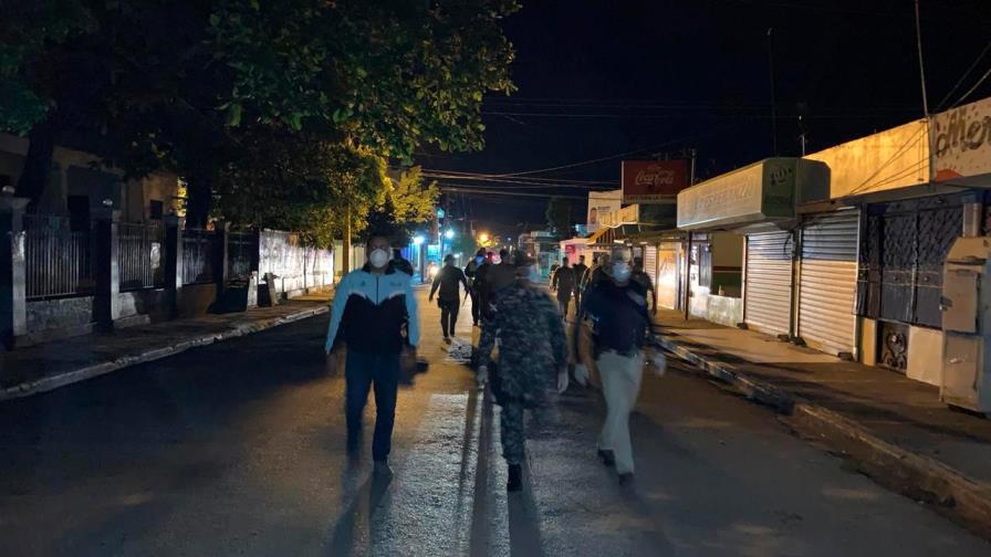 Policías y militares salen a las calles de pueblos del Este para hacer cumplir toque de queda Policías y militares salen a las calles de pueblos del Este para hacer cumplir toque de queda