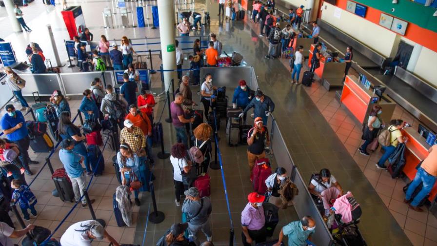 Video | Cientos de pasajeros varados en Aeropuerto Cibao 