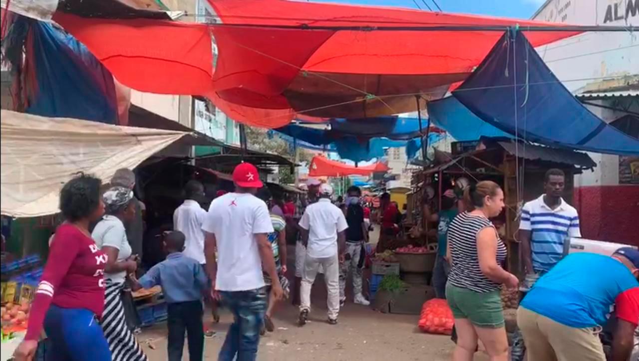Personas en el mercado público Hospedaje Yaque, este domingo 22 de marzo de 2020.