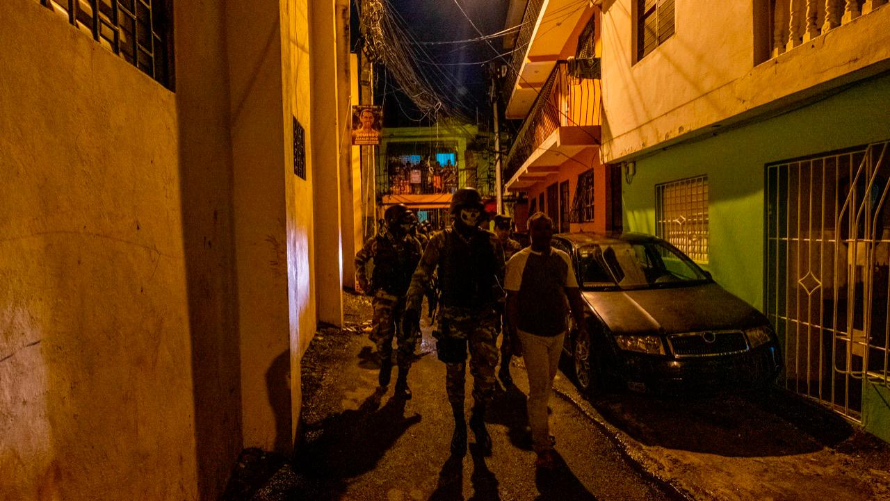 Con apenas unos 30 minutos de iniciar el toque de queda en la República Dominicana, agentes de la Policía Nacional ya había apresado a varias personas en barrios de la capital, que no acataron la medida.