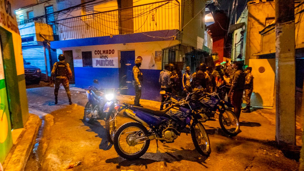 Con apenas unos 30 minutos de iniciar el toque de queda en la República Dominicana, agentes de la Policía Nacional ya había apresado a varias personas en barrios de la capital, que no acataron la medida.