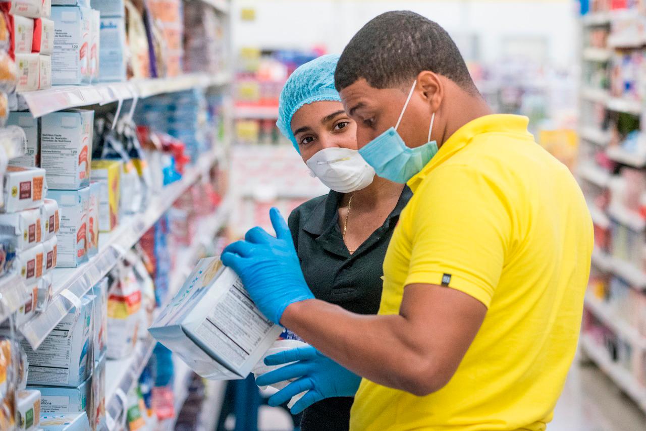 Visitantes a los supermercados de Santo Domingo realizan sus compras bajo las medidas de protección recomendadas ante el posible contagio del coronavirus COVID-19