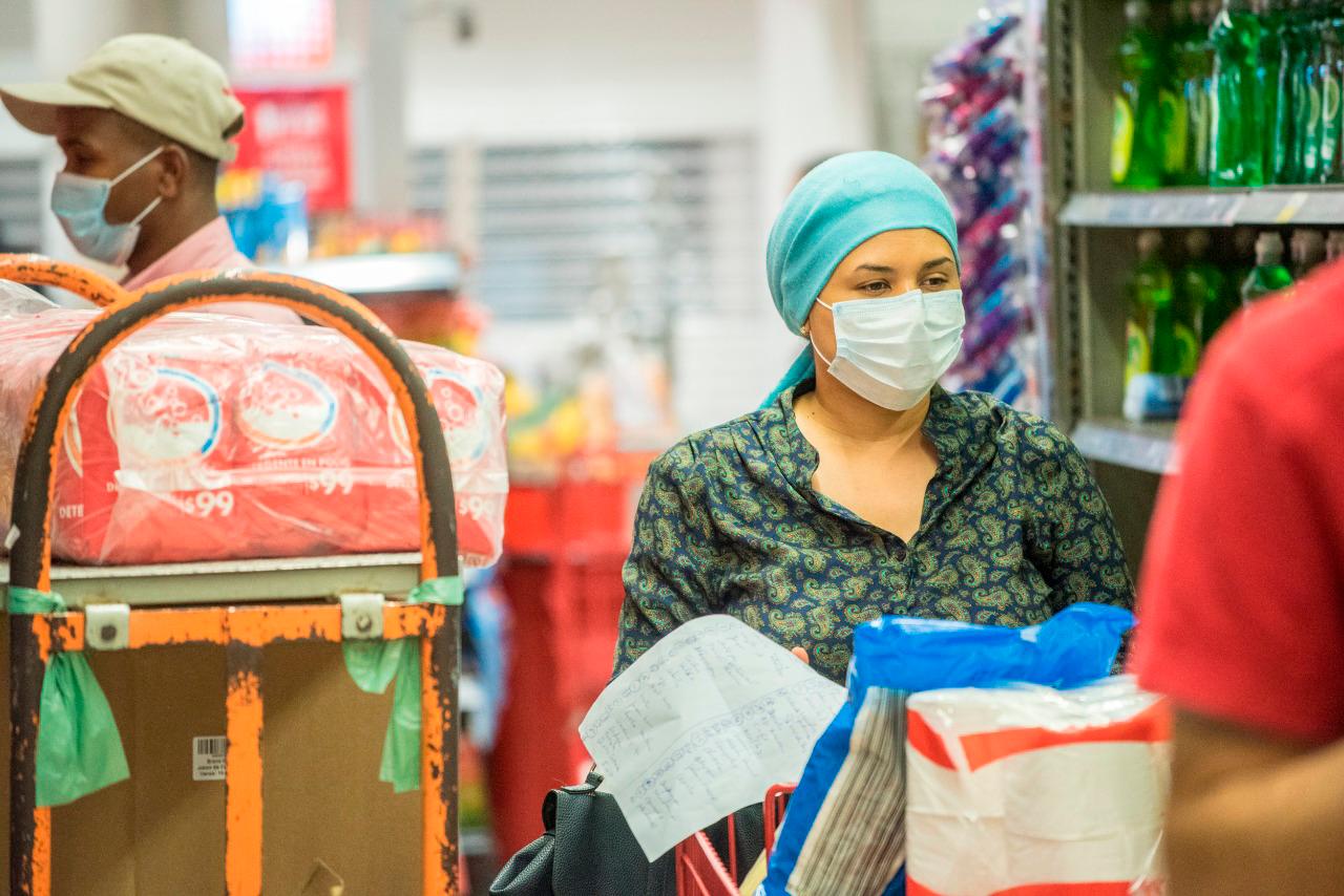 Visitantes a los supermercados de Santo Domingo realizan sus compras bajo las medidas de protección recomendadas ante el posible contagio del coronavirus COVID-19