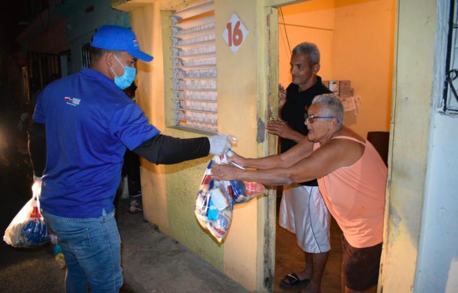 Plan Social entrega raciones alimenticias en las noches a familias del Gran Santo Domingo