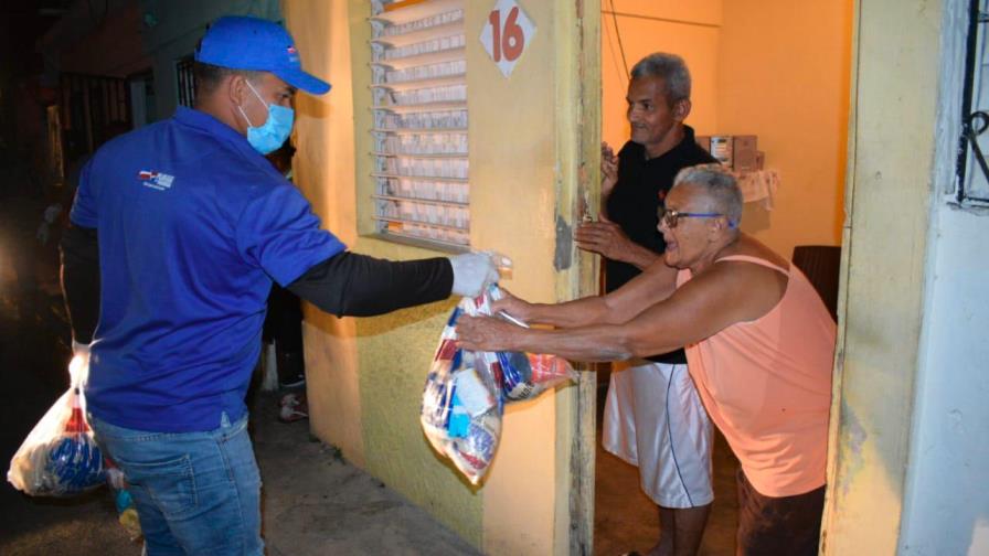 Plan Social entrega raciones alimenticias en las noches a familias del Gran Santo Domingo