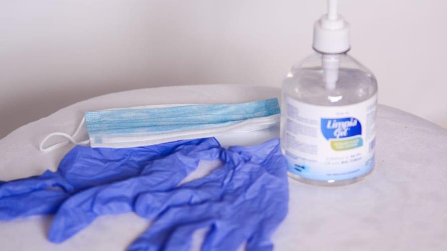 Escasean mascarillas y otros artículos en comercios de Santiago Escasean mascarillas y otros artículos en comercios de Santiago