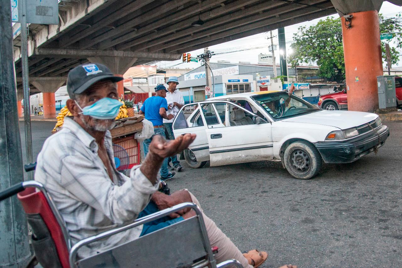 Ciudadanos del Gran Santo Domingo intentan llegar a casa durante la tarde-noche del jueves 26 de marzo de 2020 ante el toque de queda decretado por el gobierno dominicano para frenar el avance del coronavirus.