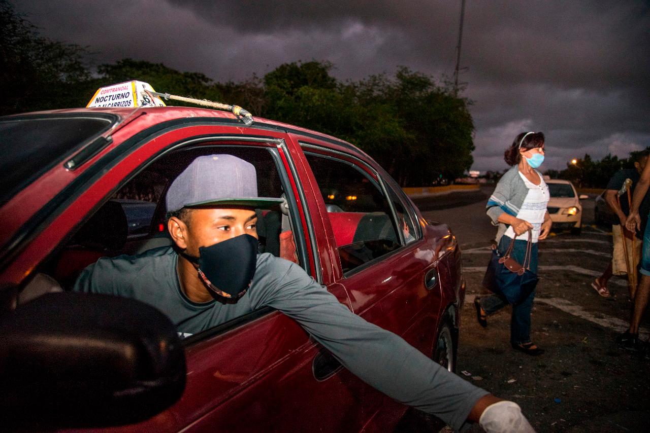 Ciudadanos del Gran Santo Domingo intentan llegar a casa durante la tarde-noche del jueves 26 de marzo de 2020 ante el toque de queda decretado por el gobierno dominicano para frenar el avance del coronavirus.