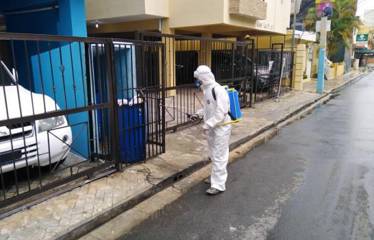 Desinfectan el ensanche La Paz en el Distrito Nacional 