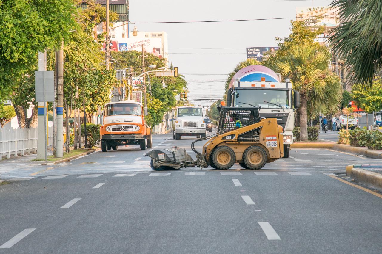 Vehículo del Ministerio de Obras Públicas limpiando en la avenida Abraham Lincoln, este lunes 6 de abril de 2020. (DIARIO LIBRE/JUAN MIGUEL PEÑA)