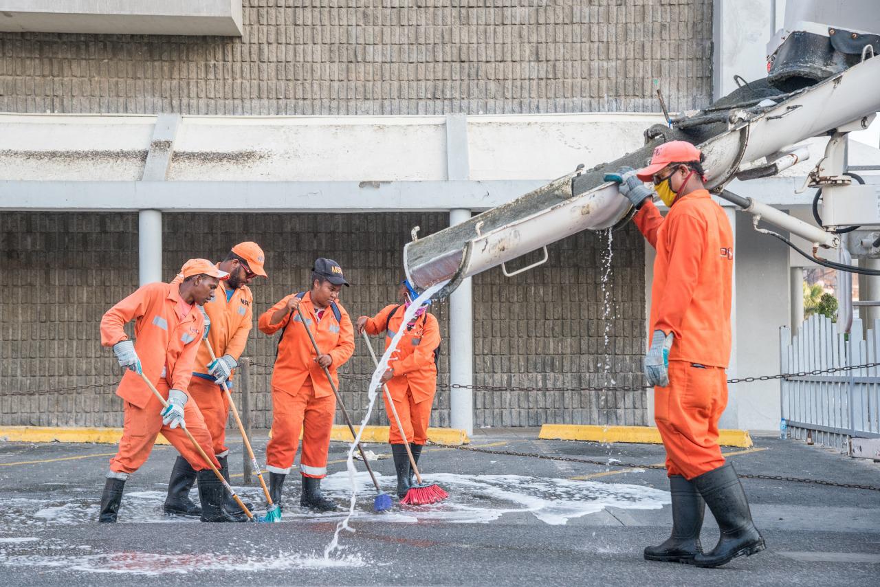 Trabajadores de Obras Públicas con escobillones limpiando las calles, este lunes  de abril de 2020. (DIARIO LIBRE/JUAN MIGUEL PEÑA)