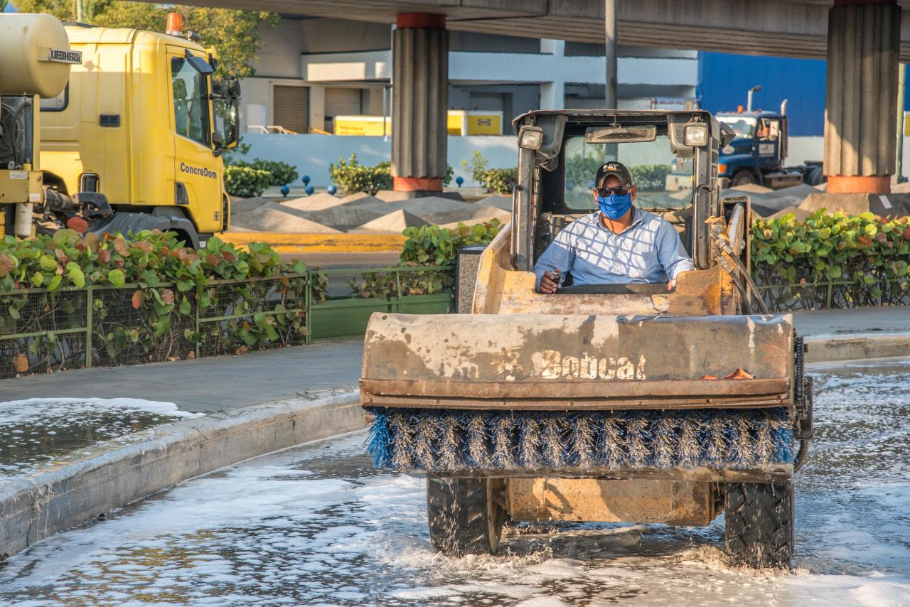 Empleados del Ministerio de Obras Públicas limpiando las avenidas, este lunes 6 de abril de 2020. (DIARIO LIBRE/JUAN MIGUEL PEÑA)