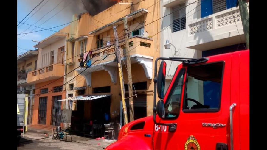 Fuego afecta una pensión y una fábrica de pantalones en San Carlos