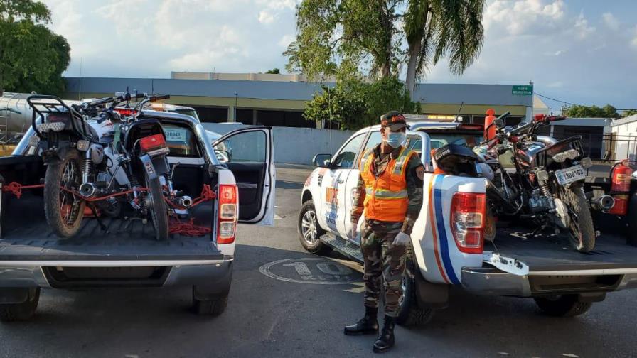 Apresan a seis hombres por realizar carreras ilegales en la autopista Duarte