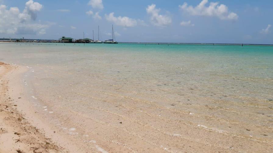 Playa de Boca Chica, bella y desierta en este Viernes Santo