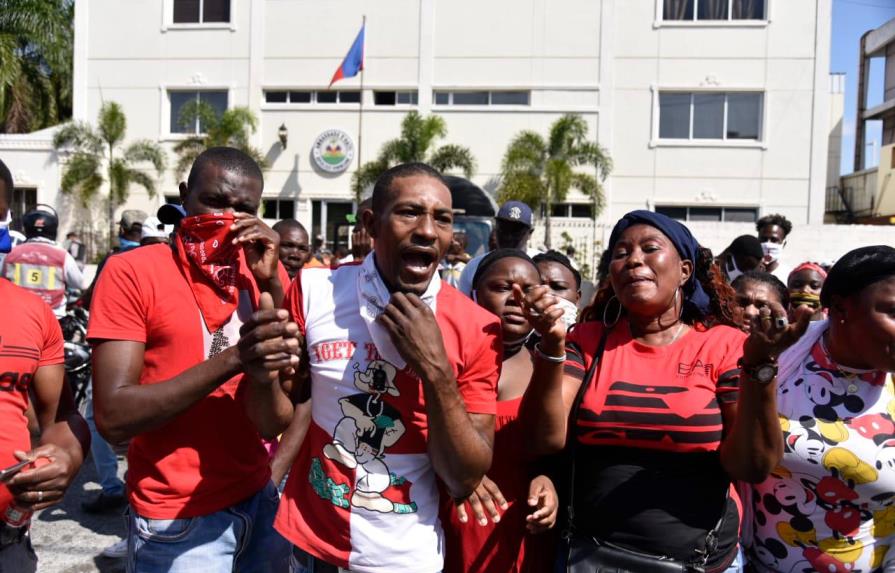 Video | Haitianos protestan frente a embajada; exigen solución ante precaria situación en RD
