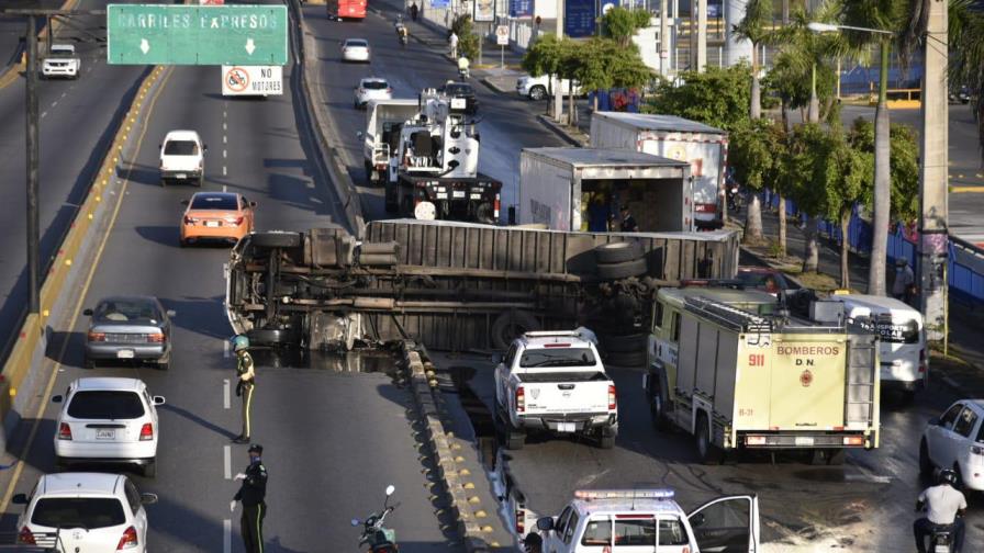 Retiran camión que se volcó en la avenida Kennedy frente a Galería 360 Retiran camión que se volcó en la avenida Kennedy frente a Galería 360