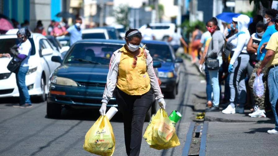 Santiagueros salen a los bancos y  supermercados a hacer diligencias y comprar alimentos