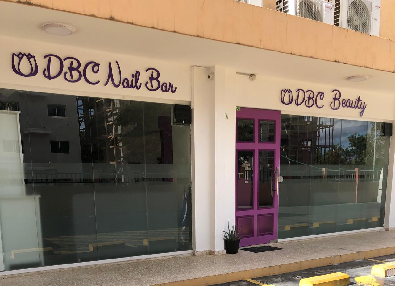 Salón DBC, ubicado en la avenida República de Colombia, Plaza Vértice 2, Altos de Arroyo Hondo. Foto fuente externa.