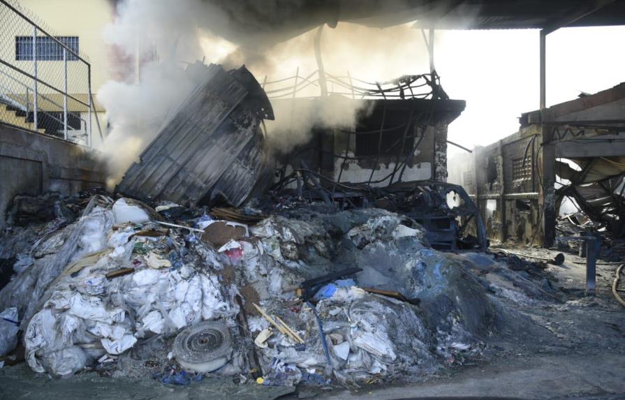 Varios vehículos quemados por incendio que afecta fábrica de Bayona desde anoche