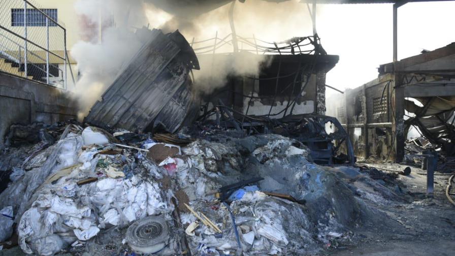 Varios vehículos quemados por incendio que afecta fábrica de Bayona desde anoche Varios vehículos quemados por incendio que afecta fábrica de Bayona desde anoche