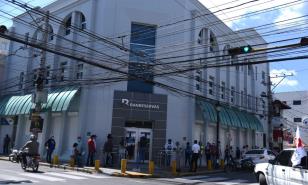 Usuarios hacen filas en bancos tras reapertura de sucursales los sábados 