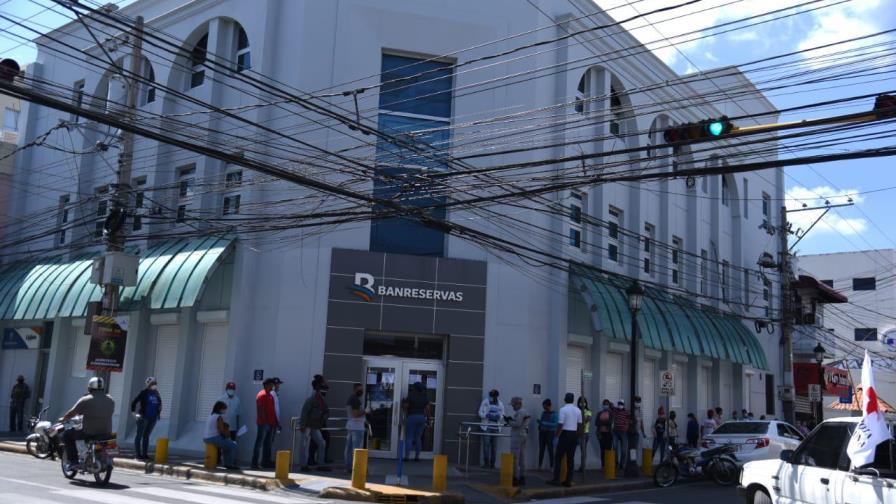 Usuarios hacen filas en bancos tras reapertura de sucursales los sábados 