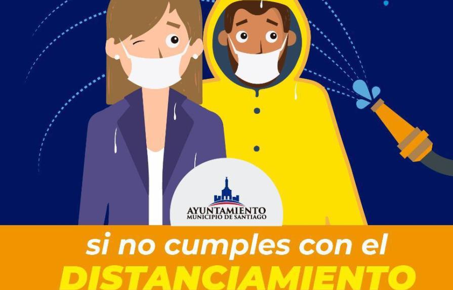 Alcaldía de Santiago amenaza con mojar personas que no respeten distanciamiento físico 