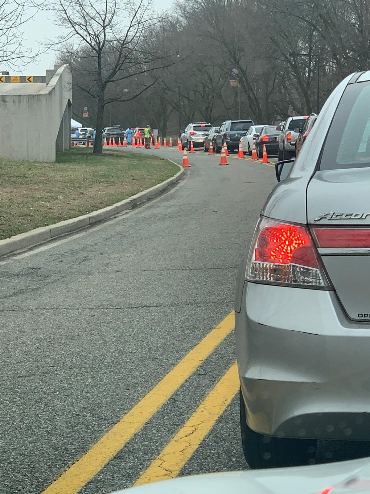 Cuatro horas debió esperar Jonathan Reyes en esta larga fila de vehículos, para realizarse la prueba del COVID-19, en unas carpas instaladas en la ciudad de Clifton, New Jersey, donde la toma de muestra se realiza desde los vehículos.