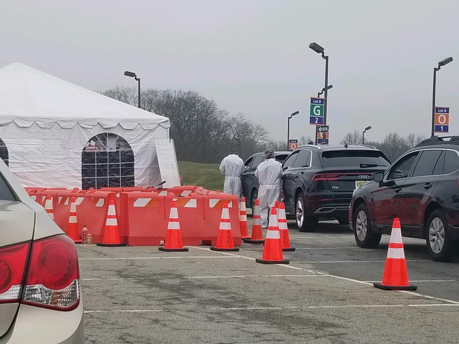 Personal médico realiza la toma de muestra directamente en sus vehículos, a ciudadanos sospechosos de portar el coronavirus en Clifton, New Jersey.