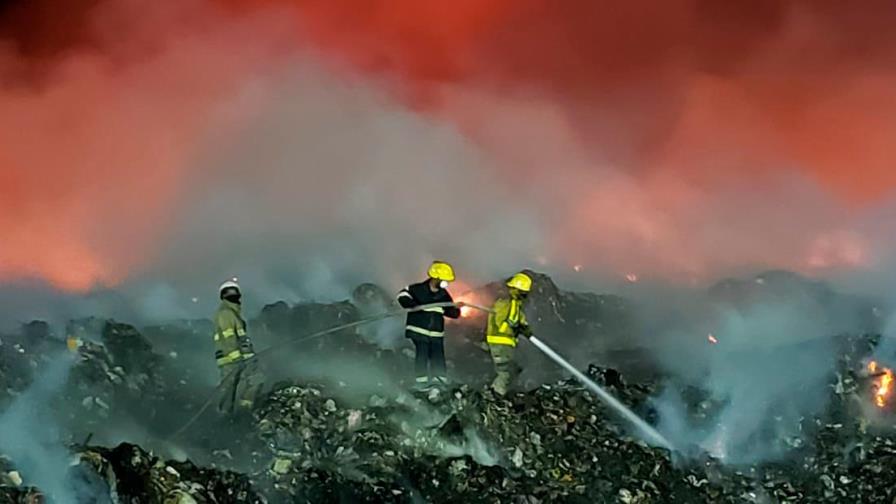 En vivo | Santo Domingo amanece bajo humareda contaminante provocada por fuego en Duquesa En vivo | Santo Domingo amanece bajo humareda contaminante provocada por fuego en Duquesa