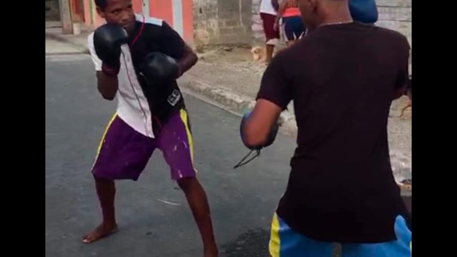 Entregan a la policía joven mató a otro de un puñetazo mientras boxeaba en Hato Mayor Entregan a la policía joven mató a otro de un puñetazo mientras boxeaba en Hato Mayor