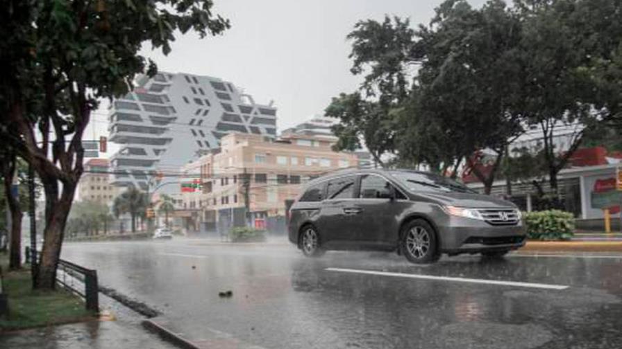 Caen las primeras aguas de mayo en Santo Domingo... Contaminadas por el fuego de Duquesa