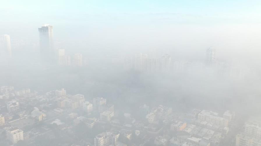 Humo del vertedero de Duquesa arropa el gran Santo Domingo