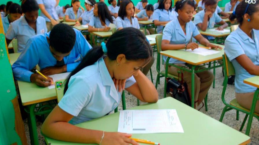 Estudiantes con calificaciones mínimas serían promovidos en escuelas dominicanas Estudiantes con calificaciones mínimas serían promovidos en escuelas dominicanas