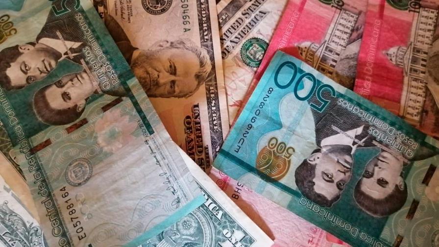 La venta del dólar en los bancos alcanza los 56 pesos por US$1