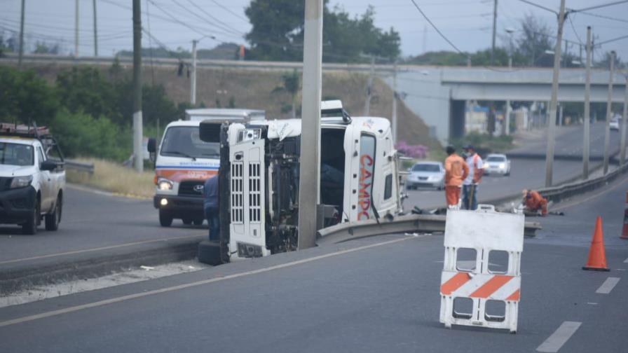 Una mujer muere y su esposo resultó herido en accidente de tránsito