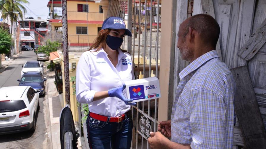 Sector Externo con Gonzalo entrega kits de prevención contra el COVID-19 en Santo Domingo Este