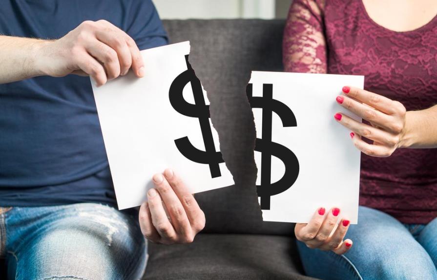 Razones por las que hombres y mujeres mienten sobre finanzas en la relación de pareja