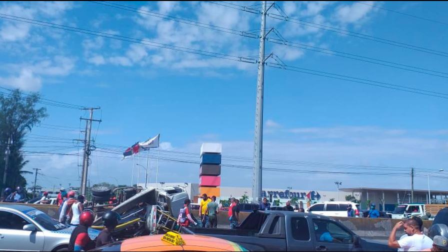 Al menos un muerto en accidente que involucra a varios vehículos frente a Carrefour
