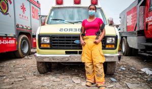Una mujer bombera que combate el incendio que afecta al vertedero de Duquesa  