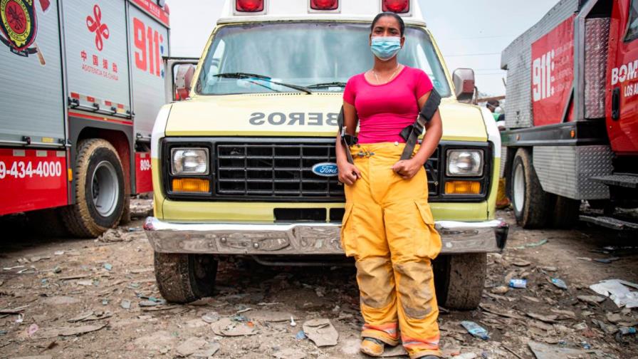 Una mujer bombera que combate el incendio que afecta al vertedero de Duquesa  